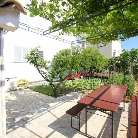 Πανσιόν Ljuba *